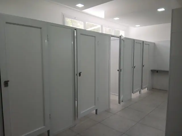 Modernización de baño en Universidad de Caleta Olivia