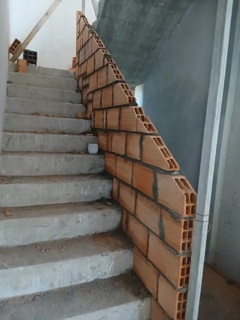 Muro y baranda de escalera